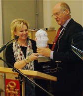 Tina Närefors mottager utmärkelsen som "Årets Upplands-Broare 2010"